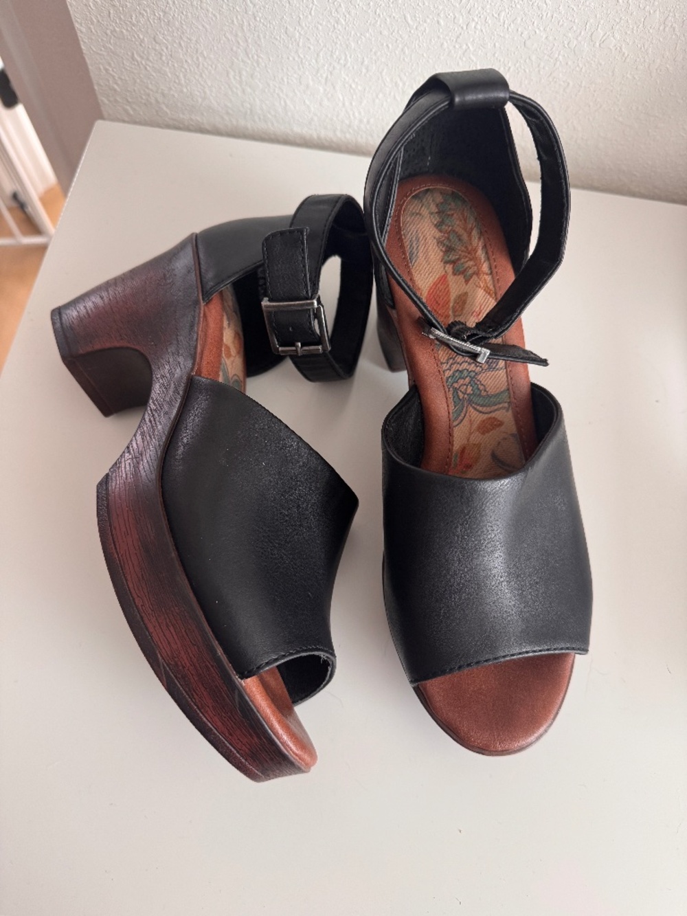 B.O.C. Born Concept Galiana Black Heeled Sandals Ankle Strap Size 9